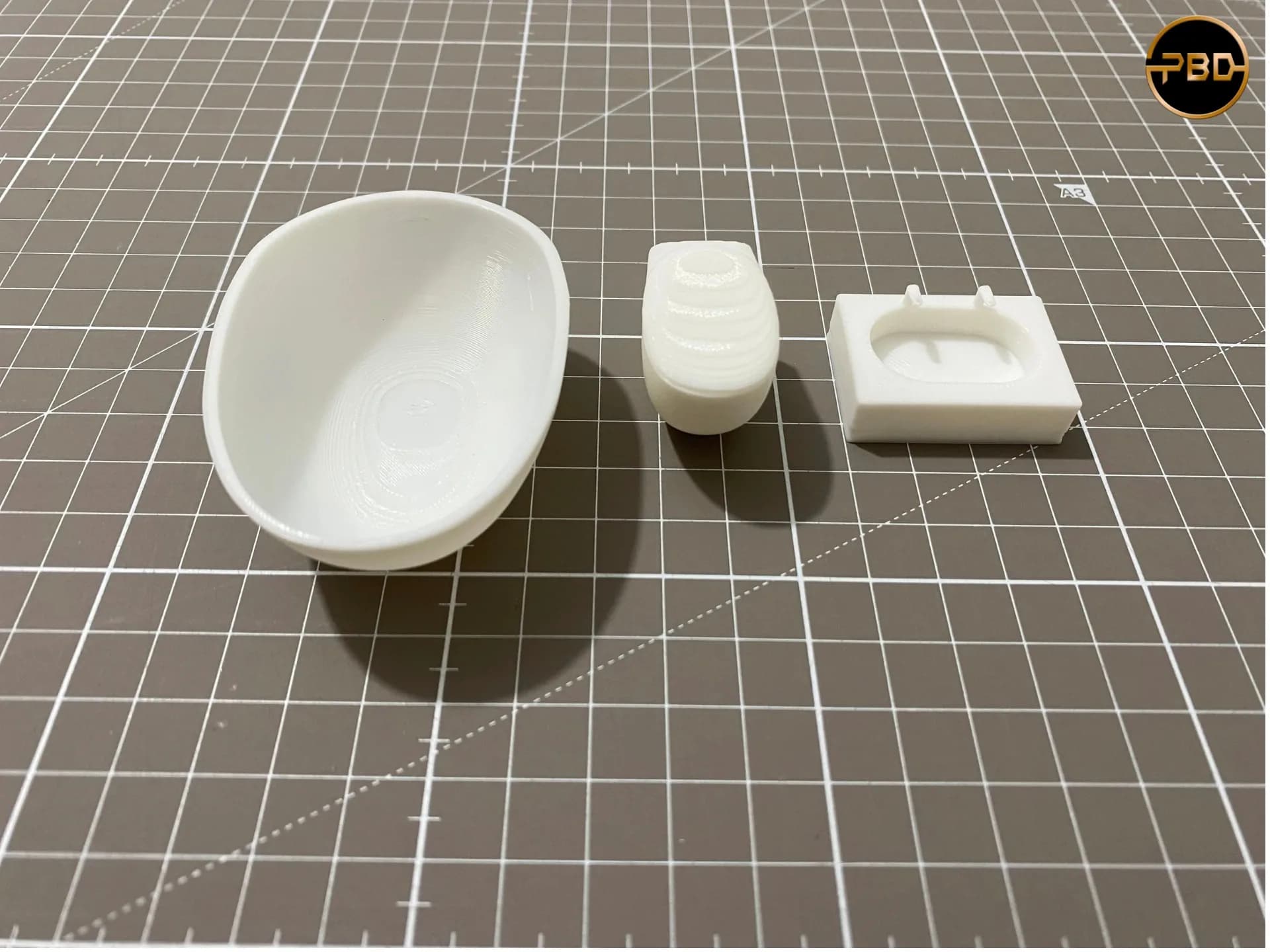 Miniature bathroom fixtures: freestanding bathtub, toilet and basin with taps, 3D printed in white